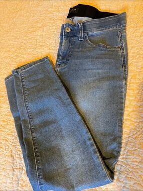 Women's Skinny Jeans in Light Blue Wash